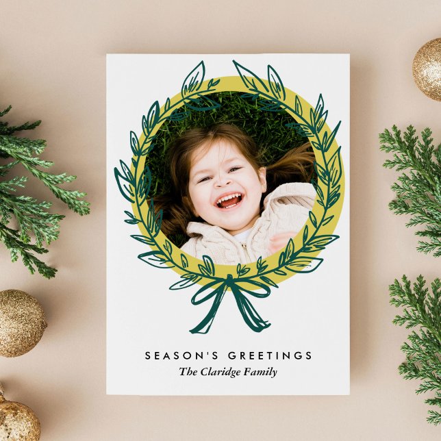 Carte photo de vacances du cadre de couronne (Beautiful chartreuse and green hand-drawn wreath frame holiday photo card)