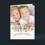 Carte photo du Joyeux Noël Holiday Card<br><div class="desc">Une salutation moderne de "Joyeux Noël" est avant et centrale dans cette conception qui incorpore le texte incurvé, la typographie contemporaine, et une guirlande florale de vacances pour un beau regard qui est sûr à svp. Envoyez les salutations élégantes à la famille et aux amis avec ce carte photo qui...</div>
