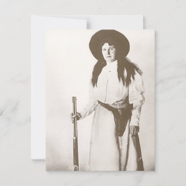 Carte Photo Portrait d'une fille qui tient un fusil, c19 (Devant)