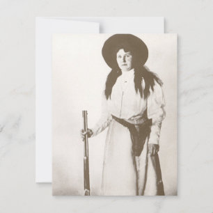 Carte Photo Portrait d'une fille qui tient un fusil, c19