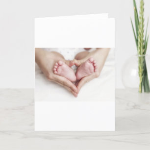 Carte Pieds de bébé dans des mains de mère