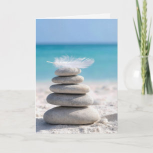 Carte Plume blanc sur un cairn de plage avec citation