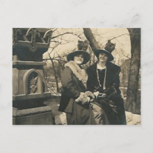Carte Postale 2 dames avec casquettes avec plumes