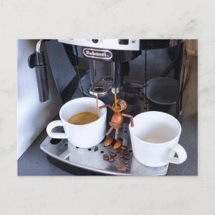 Carte Postale Acorn elf boit du café de la machine à café
