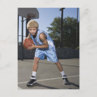 Adolescent sur terrain de basket 2
