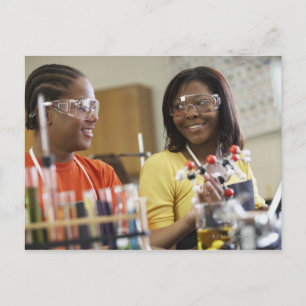 Carte Postale Adolescents afro-américains en classe scientifique