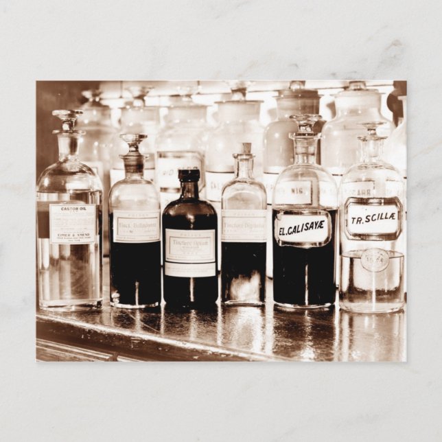 Carte Postale Affichage de bouteilles apothécaires contenant des (Devant)