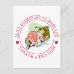 Carte Postale Alice aperçoit Wonderland à travers une petite por