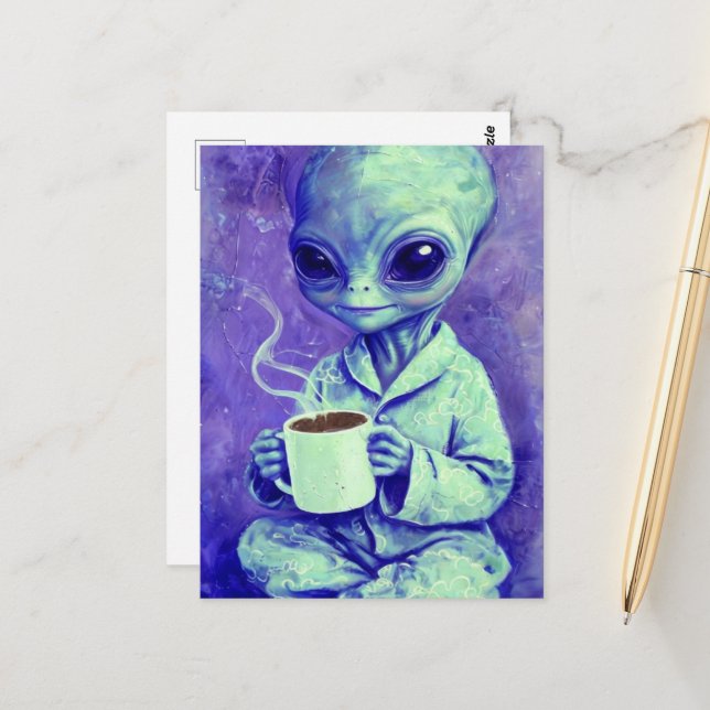 Carte Postale Alien bleu avec une coupe de café (Devant/Arrière en situation)