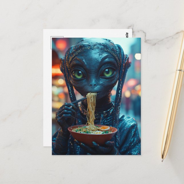 Carte Postale Alien Scifi Manger Ramen (Devant/Arrière en situation)