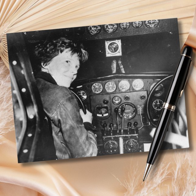 Carte Postale Amelia Earhart Black White Photo Aviation Vintage (Créateur téléchargé)