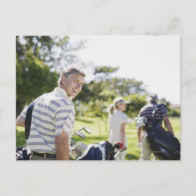 Carte Postale Amis portant des sacs de golf (Devant)