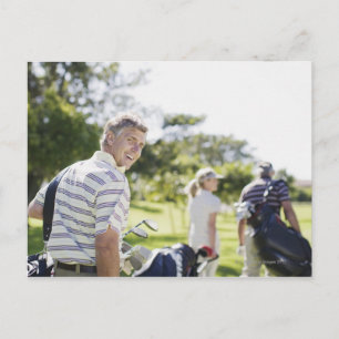 Carte Postale Amis portant des sacs de golf