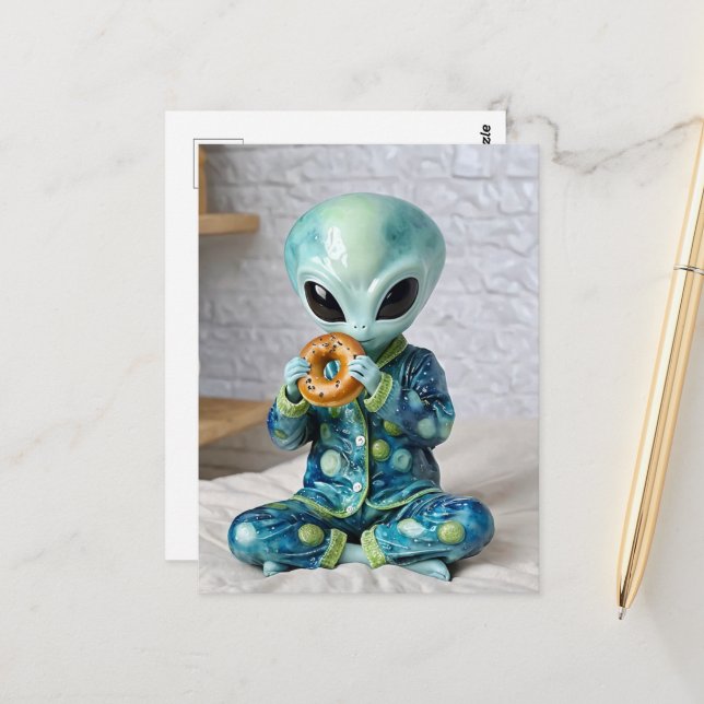 Carte Postale Amusant Alien manger un bagel dans un lit (Devant/Arrière en situation)
