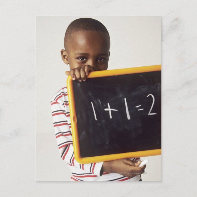Carte Postale Apprendre l'arithmétique. Un garçon de 4 ans tenan (Devant)