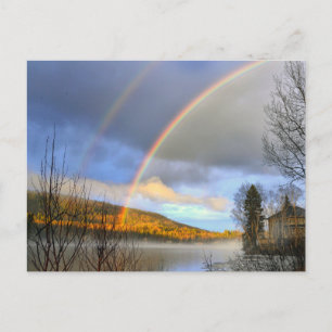 Carte Postale Arc en ciel au-dessus du lac et de la maison après