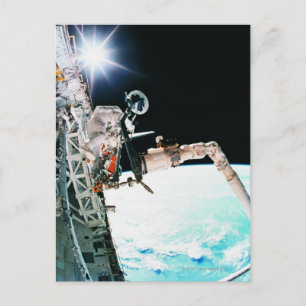 Carte Postale Astronuat travaille dans l'espace