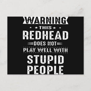 Carte Postale attention cette rousse ne joue pas bien avec les i