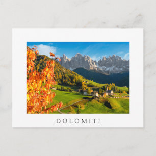Carte Postale Automne dans un paysage de Dolomites avec église