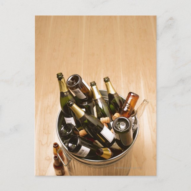 Carte Postale Bac à déchets rempli de bouteilles de champagne vi (Devant)