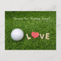 Balle de golf sur de l'herbe verte pour l'annivers