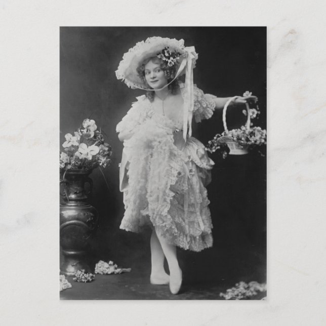 Carte Postale Ballerina habillée en couches de fraises et dentel (Devant)