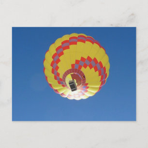 Carte Postale Ballon coloré à air chaud dans le ciel bleu