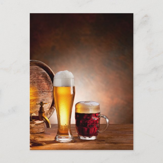 Carte Postale Baril de bière avec verres de bière sur une table  (Devant)