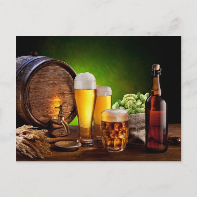 Carte Postale Baril de bière avec verres de bière sur une table  (Devant)