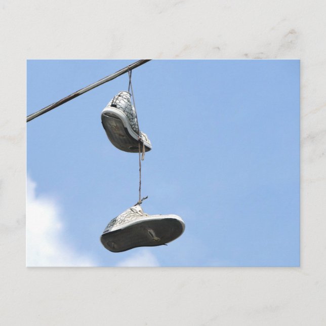 CARTE POSTALE BASKETS SUR UNE LIGNE D'ALIMENTATION (Devant)