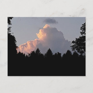Carte Postale beau nuage derrière les arbres la nuit