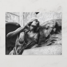 Bel ange avec un regard serein vers le ciel