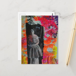 Carte Postale Bel Enfant sur Fleurs Collage en Techniques Mixtes