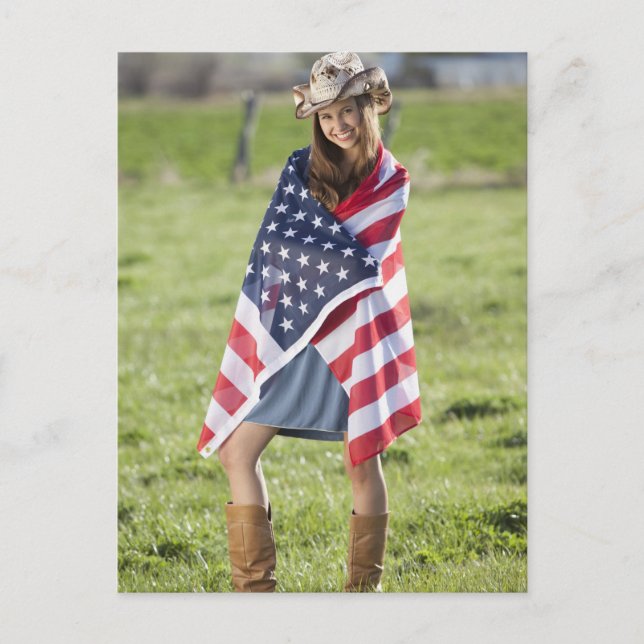 Carte Postale Belle cowgirl enveloppée dans le drapeau américain (Devant)