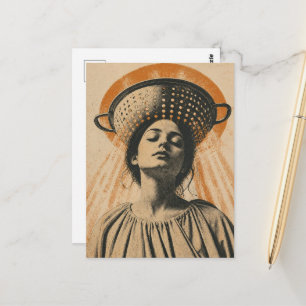 Carte Postale belle femme avec un chapeau passoire 