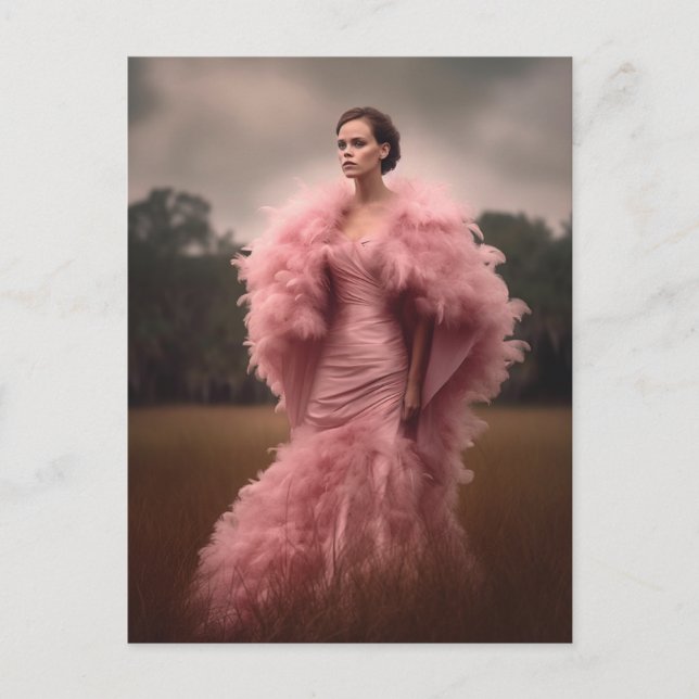 Carte Postale Belle femme dans une robe en plumes roses dans un  (Devant)