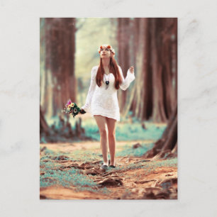 Carte Postale Belle fille hippie dans la forêt