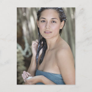 Carte Postale Belle jeune femme enveloppée en serviette et