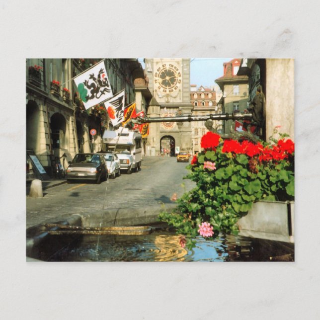 Carte Postale Berne, rue principale, tour d'horloge et géraniums (Devant)