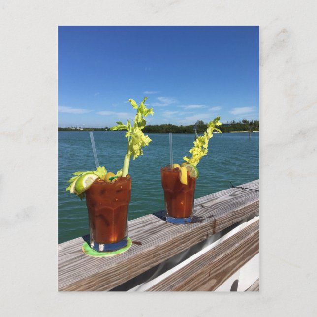 Carte Postale Bloody Mary boit sur une rampe avec l'océan (Devant)