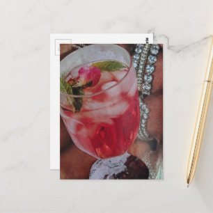 Carte Postale Boisson Rose Élégante et Bijoux Collage Multimédia