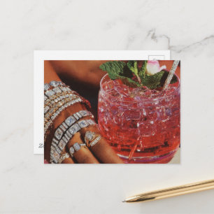 Carte Postale Boisson Rose Élégante et Collage de Nombreux Bijou