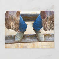 Bottes de cowboy à la clôture