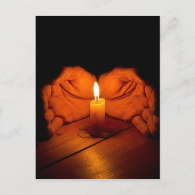 Carte Postale Bougie, mains, flamme, bois. (Devant)