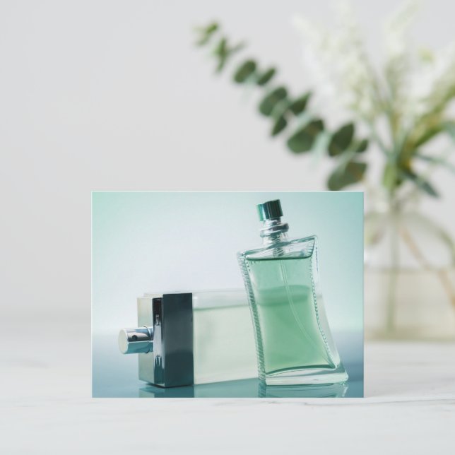 Carte Postale Bouteille de parfum de mode (Debout devant)