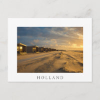 Cabines de plage au coucher du soleil sur la côte 