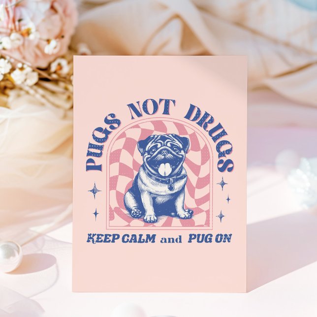 Carte Postale Carlin rétro amusant "Carlins pas drogues" Bubbleg (This fun design showcases an adorable retro pug with muted pink and colors.)