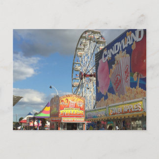 Carte Postale Carnival Midway avec Sno Cone stand au premier pla