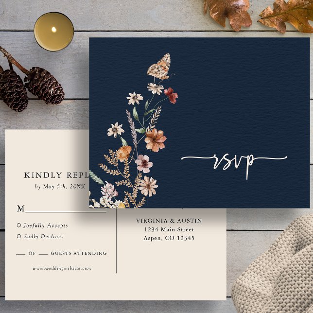 Carte Postale Carton de réponse de mariage Navy Boho (Navy Wildflower Floral Boho RSVP Wedding Postcard with Butterfly by Painted Paperie
)