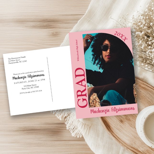 Carte Postale Carton d'invitation de remise de diplôme avec phot (Pink and Red Simple Preppy Photo Graduation Invitation Postcard)